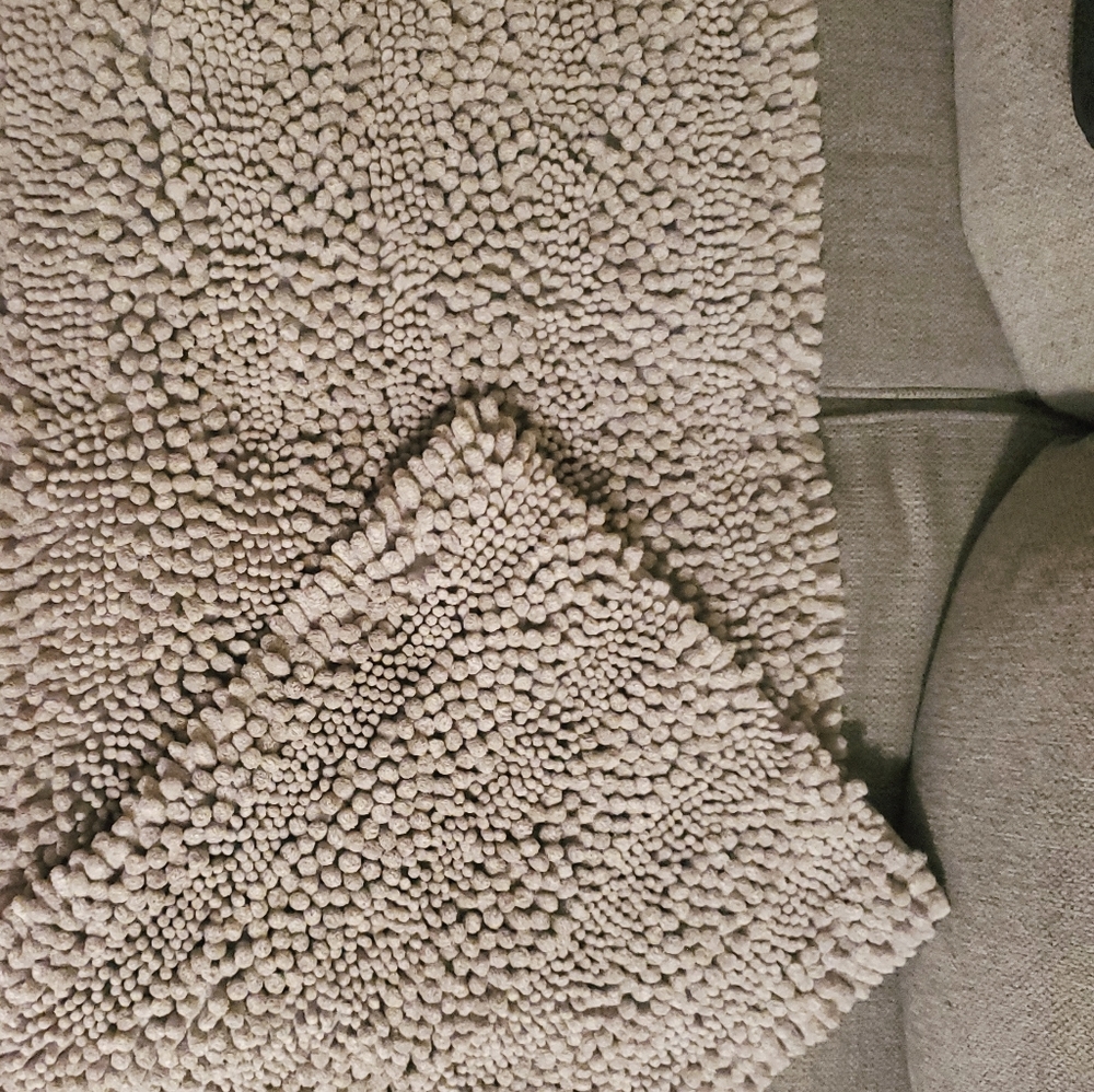 Grey velour throw rugs •24inx17in•29inx21